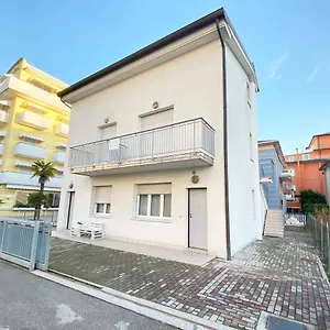 dainese-apartments-casa-abigail.hotelslidodijesolo.com/